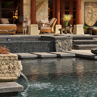 Mittelgroßer Asiatischer Infinity-Pool in rechteckiger Form mit Natursteinplatten in Hawaii