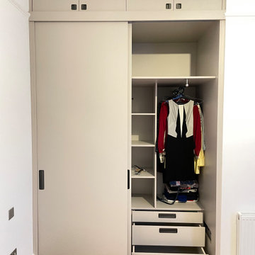 Sliding doors wardrobe with pull down hanghing rail