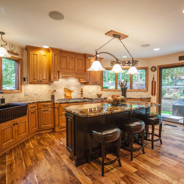 Mount Pleasant, Iowa - Traditional Caramel Kitchen