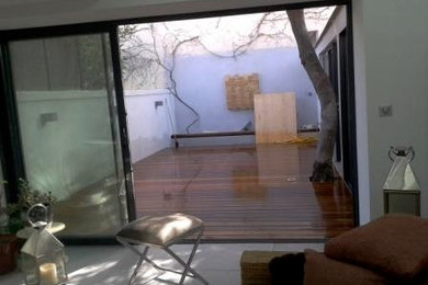 Cette image montre une terrasse design.