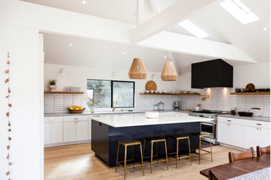Kitchen photo in Los Angeles