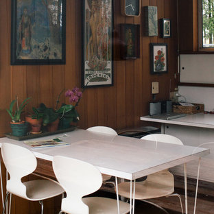Geschlossenes, Kleines Mid-Century Esszimmer mit Korkboden in Seattle