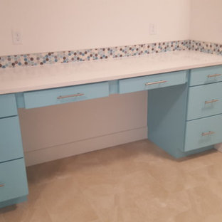 Diseño de cuarto de lavado de galera, clásico renovado, de tamaño medio, con fregadero bajoencimera, armarios con paneles lisos, puertas de armario turquesas, encimera de cuarzo compacto, paredes grises, suelo de baldosas de cerámica, lavadora y secadora juntas, suelo beige y encimeras blancas