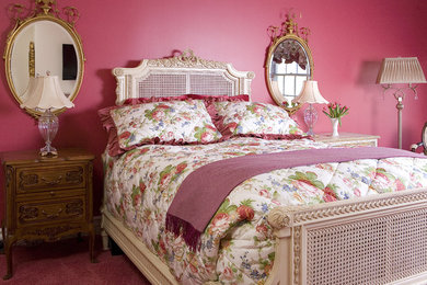 Bedroom - traditional bedroom idea in Los Angeles