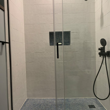 Lincoln Square Scandinavian Stunners - Guest bathroom