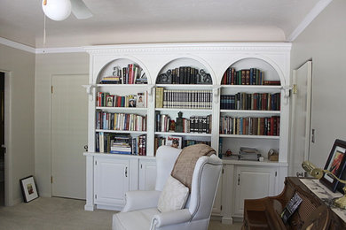 Foto de biblioteca en casa cerrada tradicional de tamaño medio sin chimenea y televisor con paredes grises, moqueta y suelo beige