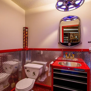 Idées déco pour une grande salle d'eau éclectique avec un placard en trompe-l'oeil, des portes de placard noires, un WC séparé, un carrelage multicolore, carrelage en métal, un mur rouge, un lavabo posé et un plan de toilette en surface solide.