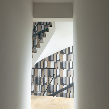 Modernes Einfamilienhaus mit leuchtendem Glaskubus