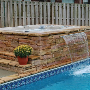 ロサンゼルスの中サイズの長方形コンテンポラリースタイルのおしゃれなプール (天然石敷き) の写真
