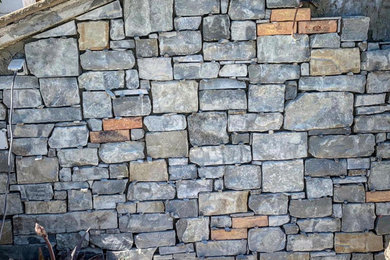 Muro rivestito in pietra naturale retrosegata