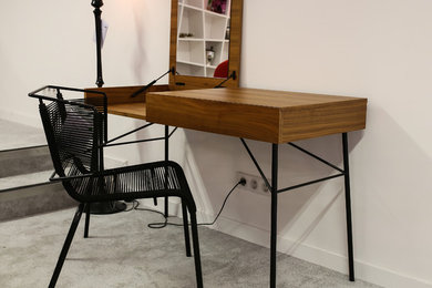 Cette image montre un bureau design.