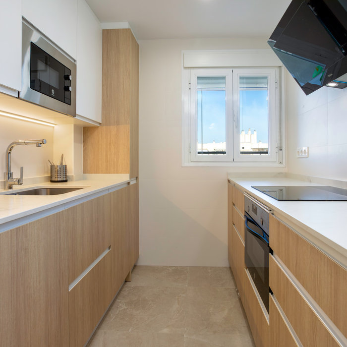 Diseño de cocina funcional con iluminación bajo encimera