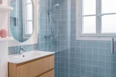 Idées déco pour une salle d'eau moderne en bois clair de taille moyenne avec WC à poser, un carrelage bleu, des carreaux de céramique, un lavabo encastré, un plan de toilette blanc et meuble simple vasque.