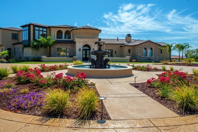 Example of a tuscan home design design in Sacramento