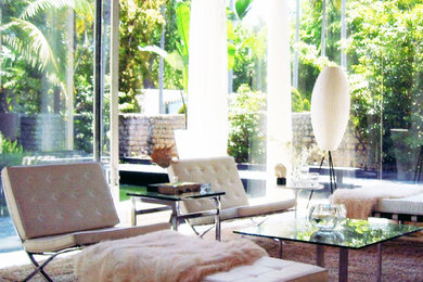 Example of a minimalist living room design in Los Angeles