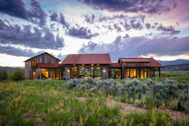 Cette image montre une façade de grange rénovée chalet.