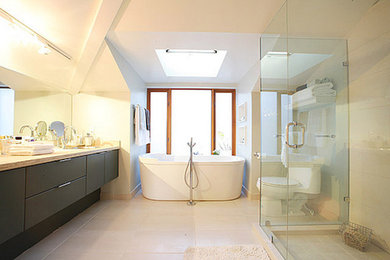 Bathroom - modern bathroom idea in New York