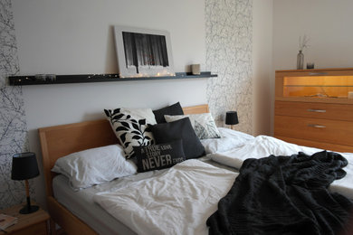 Mittelgroßes Modernes Hauptschlafzimmer mit weißer Wandfarbe, Laminat, braunem Boden und Tapetenwänden in Frankfurt am Main