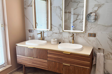 Exemple d'une salle de bain chic.