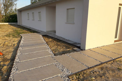 Esempio di un giardino chic di medie dimensioni con pavimentazioni in mattoni