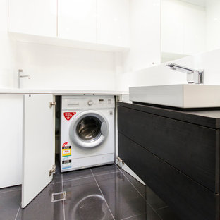 Bäder mit dunklen Holzschränken und Wäscheaufbewahrung Ideen, Design