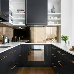 Große Klassische Küche in U-Form mit Vorratsschrank, Doppelwaschbecken, profilierten Schrankfronten, schwarzen Schränken, Marmor-Arbeitsplatte, Küchenrückwand in Metallic, Rückwand aus Glasfliesen, bunten Elektrogeräten, Sperrholzboden, Kücheninsel, braunem Boden und weißer Arbeitsplatte in Melbourne