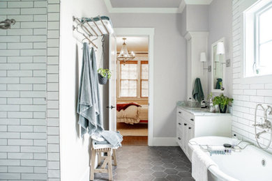 Inspiration for a contemporary bathroom remodel in Dijon