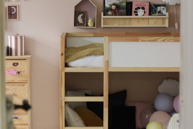 Mittelgroßes Retro Mädchenzimmer mit Spielecke, rosa Wandfarbe, hellem Holzboden, beigem Boden, Tapetendecke und Tapetenwänden in Dresden