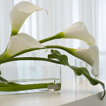 Emilio Robba Calla lily in Rect Glass Vase