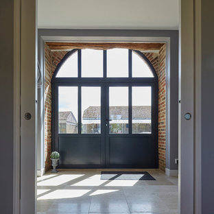 Bild på en eklektisk ingång och ytterdörr, med grå väggar, travertin golv, en dubbeldörr och en grå dörr