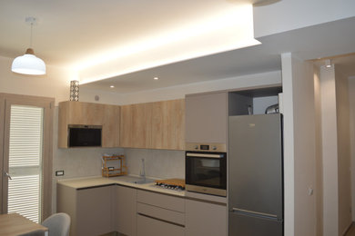 Esempio di una piccola cucina minimalista con pavimento in gres porcellanato e pavimento beige