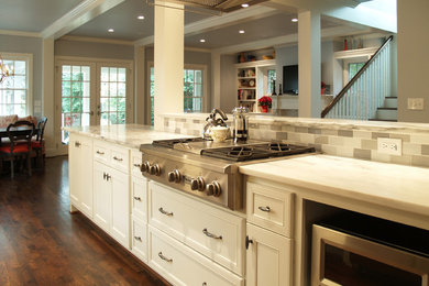 Mid-sized traditional kitchen in Dallas.