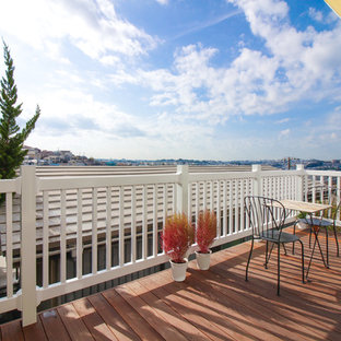 横浜のシャビーシック調のおしゃれなテラス・中庭 (オーニング・日よけ、デッキ材舗装) の写真