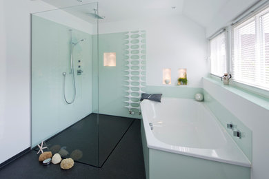 Großes Maritimes Badezimmer En Suite mit flächenbündigen Schrankfronten, weißen Schränken, Einbaubadewanne, offener Dusche, Wandtoilette mit Spülkasten, grünen Fliesen, Fliesen aus Glasscheiben, weißer Wandfarbe, Marmorboden, Aufsatzwaschbecken, Granit-Waschbecken/Waschtisch und offener Dusche in Hamburg