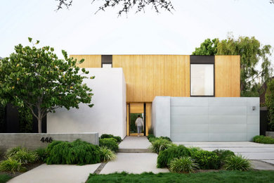 Inspiration for a modern exterior home remodel in Los Angeles