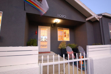 ロサンゼルスにある低価格の中くらいなコンテンポラリースタイルのおしゃれな家の外観 (漆喰サイディング) の写真