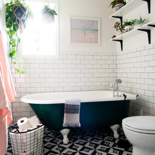 Eklektisches Badezimmer En Suite mit Löwenfuß-Badewanne, Metrofliesen, weißer Wandfarbe, Keramikboden und schwarz-weißen Fliesen in Los Angeles