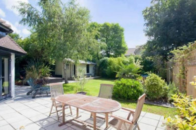 Design ideas for a modern back patio in Sussex.
