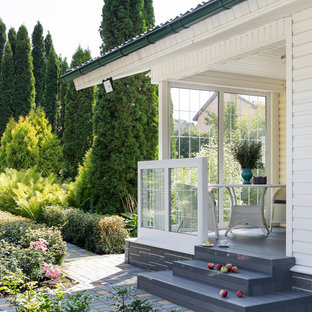 他の地域の中サイズのコンテンポラリースタイルのおしゃれな前庭のテラス (オーニング・日よけ) の写真