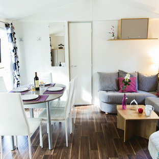 アンジェの小さいビーチスタイルのLDKの画像 (白い壁、濃色無垢フローリング)