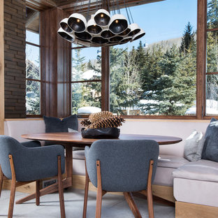 Kleines Rustikales Esszimmer ohne Kamin mit brauner Wandfarbe, Teppichboden und grauem Boden in Denver