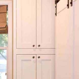 Große Küche ohne Insel in L-Form mit Vorratsschrank, Unterbauwaschbecken, Schrankfronten im Shaker-Stil, weißen Schränken, Quarzwerkstein-Arbeitsplatte, Küchenrückwand in Weiß und Küchengeräten aus Edelstahl in New York