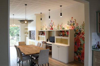 Inspiration pour un salon minimaliste de taille moyenne et ouvert avec un mur beige, aucune cheminée, tomettes au sol, un téléviseur encastré et du papier peint.