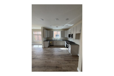 Kitchen - modern kitchen idea in Las Vegas