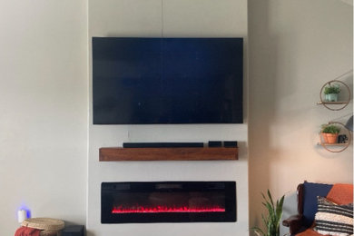 Modelo de sala de estar moderna de tamaño medio con televisor colgado en la pared