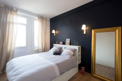 Inspiration for a large scandinavian master bedroom in Grenoble with blue walls, light hardwood floors and no fireplace.