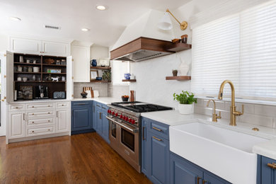 Ejemplo de cocina de tamaño medio con puertas de armario blancas, salpicadero verde, suelo de madera en tonos medios, suelo marrón y encimeras blancas
