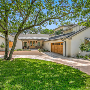 Bild på ett lantligt vitt hus, med allt i ett plan, sadeltak och tak i mixade material