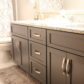 Starmark Guest Bath in Maple Bridgeport Peppercorn