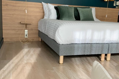 Idées déco pour une chambre parentale contemporaine avec sol en stratifié et un sol multicolore.